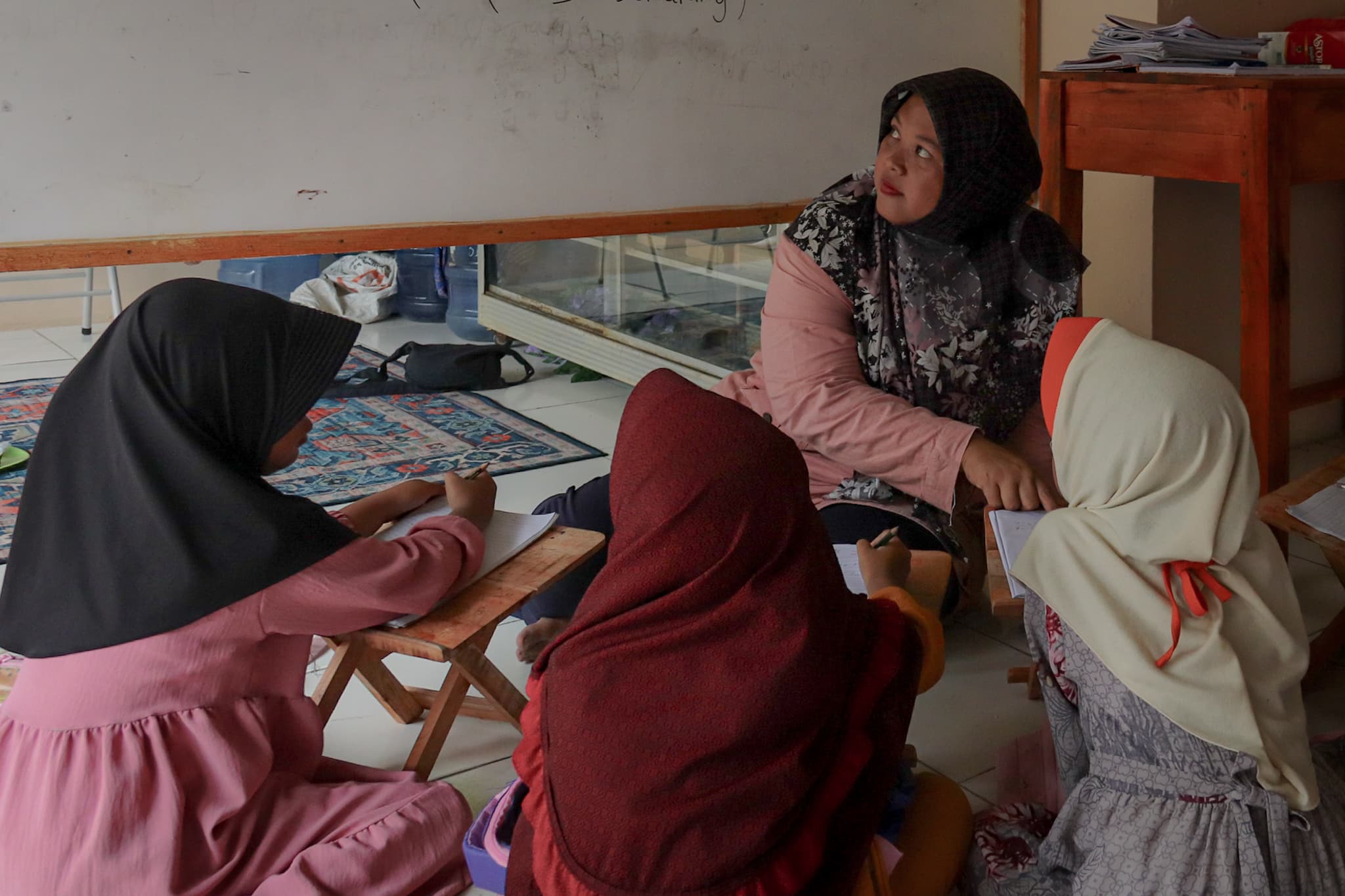 Perjuangan Sunyi Perempuan Ahmadi, Hidupkan Rumah Belajar di Daerah Tertinggal Perjuangan Sunyi Perempuan Ahmadi, Hidupkan Rumah Belajar di Daerah Tertinggal